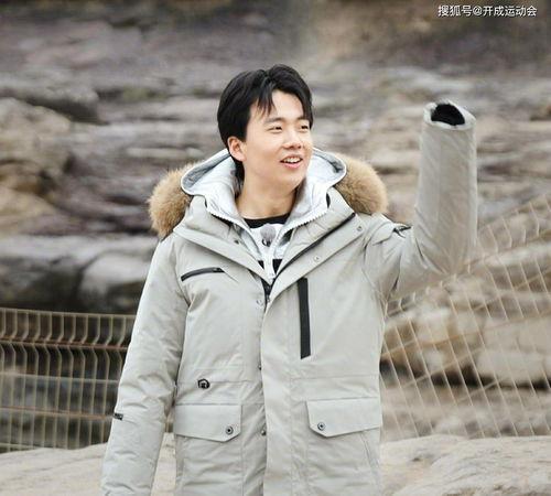 烤肉抱着郭麒麟吃瓜,郭麒麟与粉丝共享吃瓜乐趣